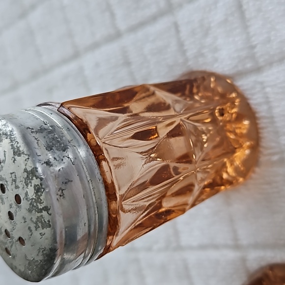 Pink Depression Glass Salt and Pepper Shakers in Windsor Pattern - Picture 4 of 7